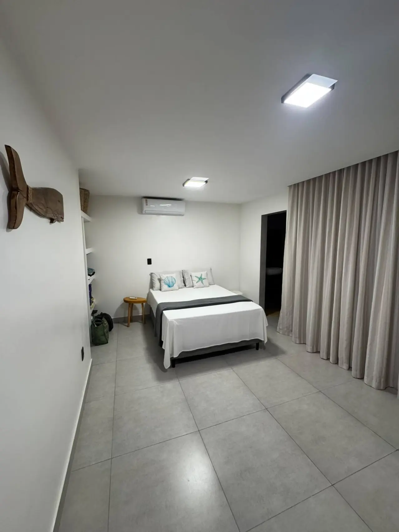 Quarto amplo com cama de casal, ar-condicionado e cortina