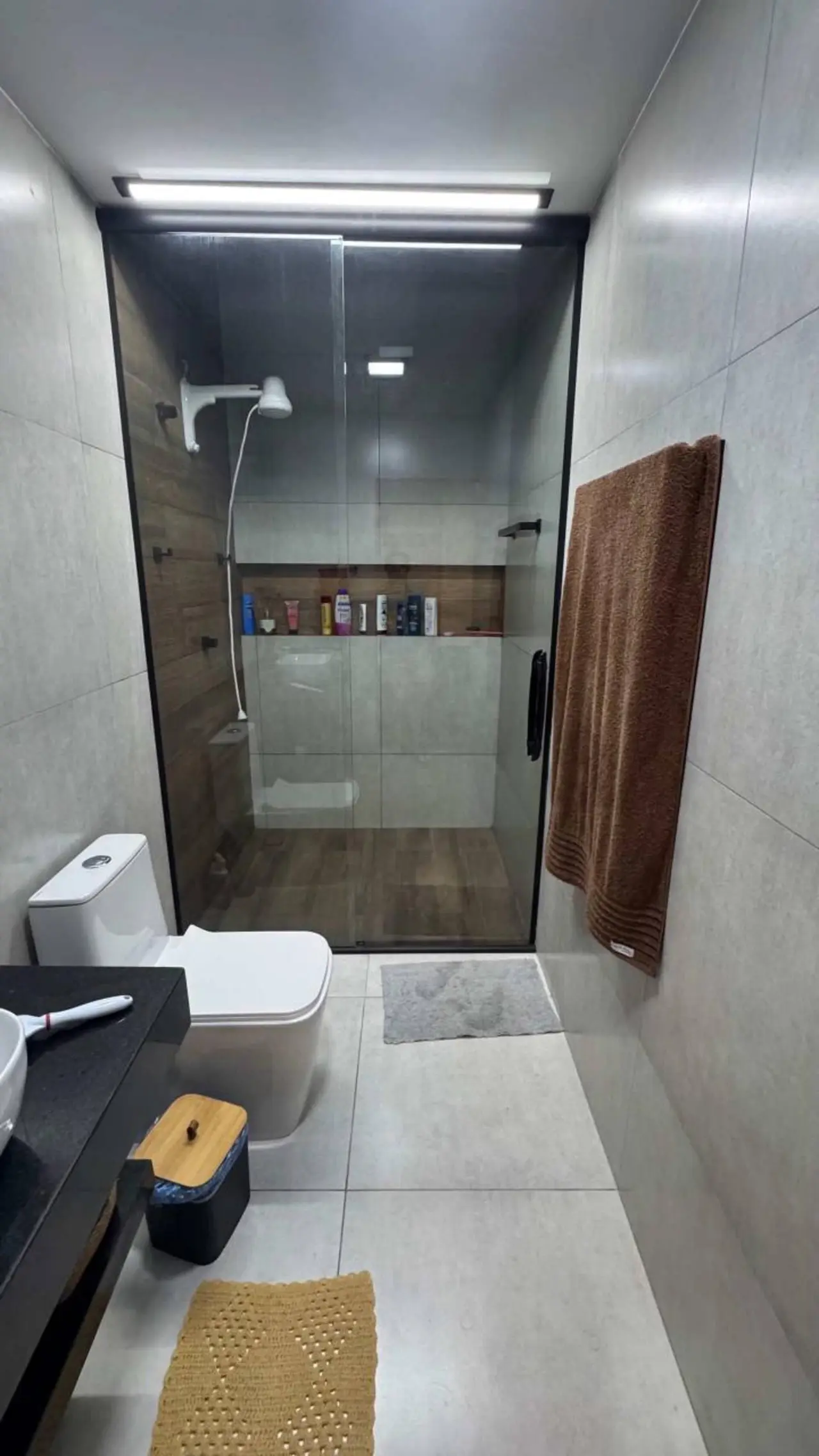 Banheiro com box de vidro e claraboia